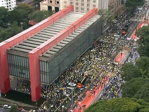 Aglomeração começa a se formar sob o vão e em frente ao Masp, na Avenida Paulista, para protesto contra a corrupção (Foto: Reprodução/TV Globo)