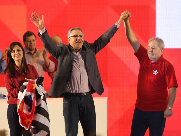 Padilha ao lado do ex-presidente Lula em covenção realizada em São Paulo (Foto: Daniel Teixeira/Estadão Conteúdo) Padilha ao lado do ex-presidente Lula em covenção realizada em São Paulo (Foto: Daniel Teixeira/Estadão Conteúdo)