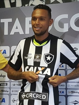 Gilson apresentação Botafogo (Foto: Marcelo Baltar)