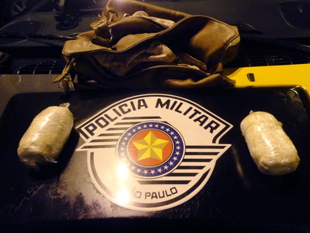Droga estava embalada em fita adesiva e totalizou 503 gramas (Foto: Polícia Rodoviária/Divulgação)