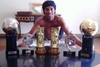 Todo prosa, Ronaldinho ainda se esbalda com os prêmios do fim de ano (Reprodução / Twitter)