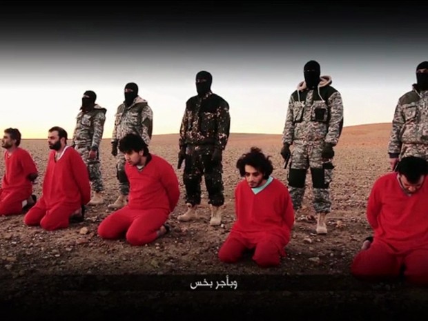 Estado Islâmico divulga vídeo com suposta execução de 5 acusados de espionagem (Foto: Reprodução / GloboNews)