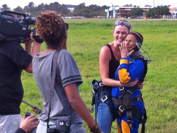 Nubia e Kika Martinez após salto de paraquedas (Foto: Arquivo Pessoal)