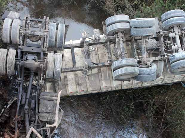 G1 Carreta Cai De Ponte No Rio Furnas Entre Aiuruoca E Baependi MG