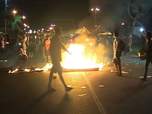 Manifestantes atearam fogo nas proximidades do Terminal do Distrito Industrial de Aracaju (Foto: Reprodução/TV Sergipe)