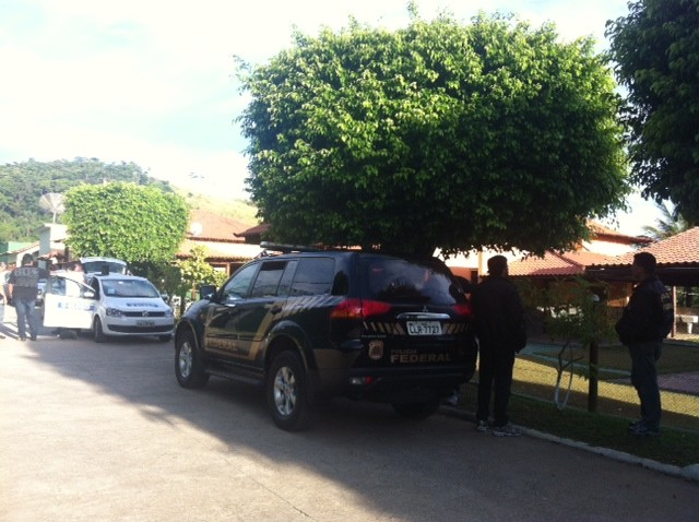 Viatura da Polícia Federal faz plantão em frente à casa de Roberto Jefferson neste sábado (22) (Foto: Kenia Pinheiro/TV Rio Sul)