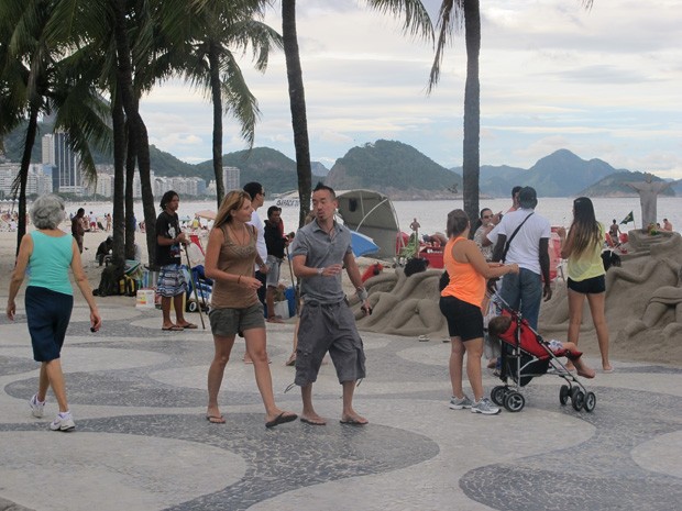 Turistas de diferentes nacionalidades, idosos e artistas se misturam na Praia de Copacabana (Foto: João Bandeira de Mello/G1)
