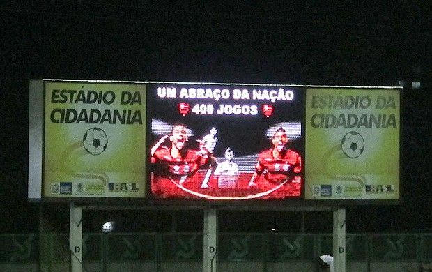 Homenagem pra Léo Moura no telão do Raulino de Oliveira, Flamengo (Foto: Richard Souza / Globoesporte.com)