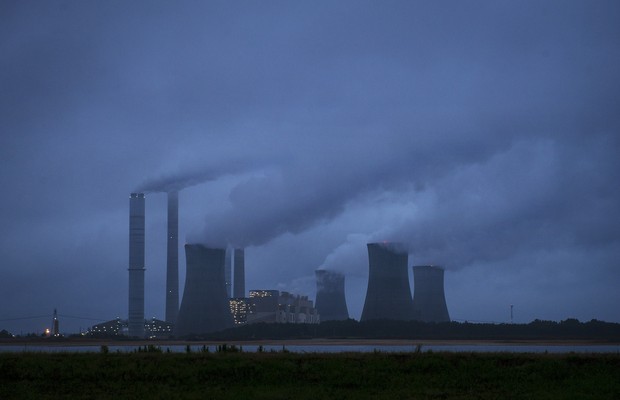 Termelétrica a carvão no estado da Georgia, Estados Unidos. EUA aprovaram novas regras para limitar emissões das usinas a carvão (Foto: John Amis/AP)
