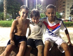 crianças que jogaram bola com Robinho na praia (Foto: Bruno Giufrida) crianças que jogaram bola com Robinho na praia (Foto: Bruno Giufrida)