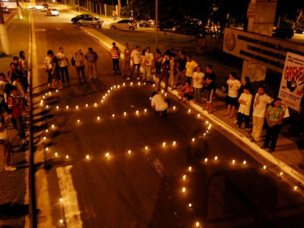Estudantes escreveram 'SOS' com velas em vigília (Foto: Divulgação/Adua)