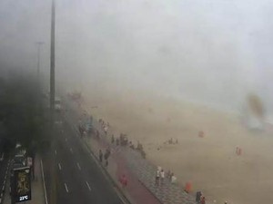 Névoa cobre Praia de Ipanema na tarde desta terça-feira (26) (Foto: Divulgação/Alerta Rio)