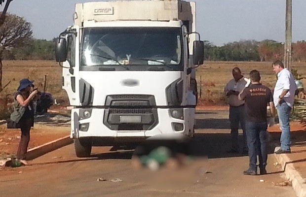 Coletor de lixo morre atropelado por caminhão em que trabalhava em Goiânia, Goiás (Foto: Rodrigo Mansil/TV Anhanguera)