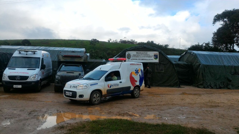 Barracas do hospital de campanha montado para prestar atendimento médico às vítimas ficam na PE-60, em Rio Formoso (Foto: Everaldo Silva/TV Globo)