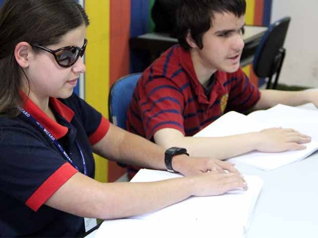 Josiele ensina inglês a estudantes com deficiência visual (Foto: Jéssica Balbino/ G1)
