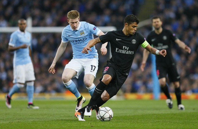 Thiago Silva contra De Bruyne no Manchester City x Paris Saint-Germain PSG (Foto: Reuters / Jason Cairnduff)