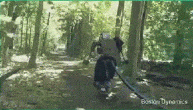 Atlas, robô humanoide da Boston Dynamics, do Google, corre na floresta, em teste fora do laboratório. (Foto: Reprodução/YouTube)