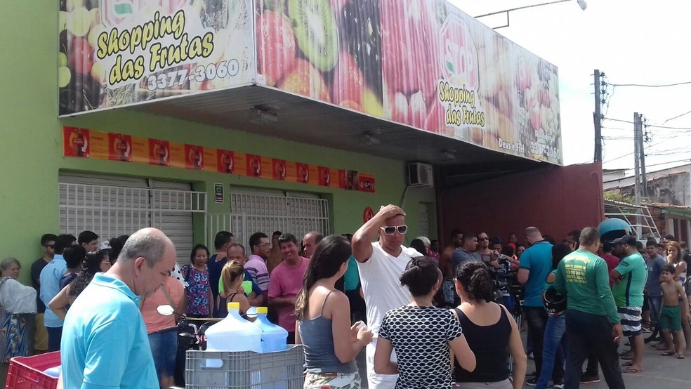 Homem foi assassinado dentro de estabelecimento em Maceió (Foto: Hágata Christye/G1)