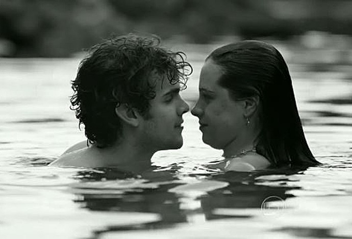 Ghilherme fez sequências de nudez ao lado da atriz Julia Bernat na série 'Felizes para Sempre?' (Foto: TV Globo)