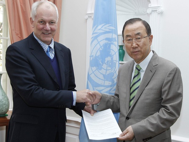 Ake Sellstrom entrega um relatório ao Secretário-Geral Ban Ki-moon, em Nova York. (Foto: Paulo Filgueiras/UN Photo/Reuters)