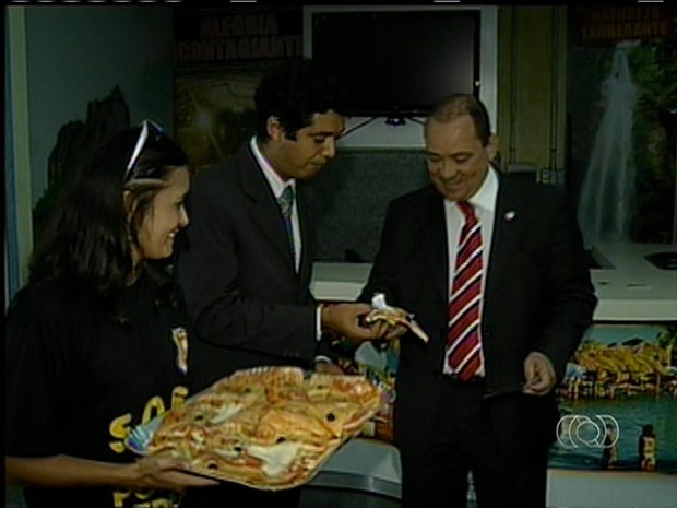 Policias federais no Tocantins entregam pizza durante protesto em aeroporto de Palmas (Foto: Reprodução/TV Anhanguera)