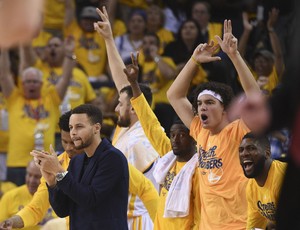 Stephen Curry acompanha no banco o jogo dos Warriors (Foto: Reuters)