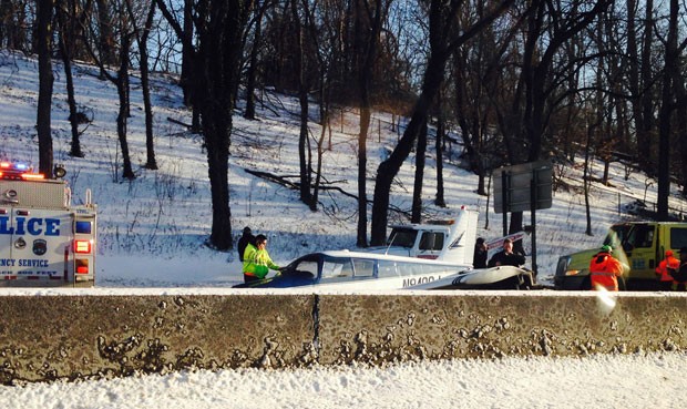 Monomotor fez pouso de emergência em rodovia em Nova York (Foto: Patricia Sapol/AP)