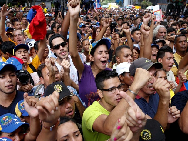 Opositores protestam nesta quarta-feira (25) em Caracas, na Venezuela, contra decisão que restringe protestos diante do Conselho Nacional Eleitoral e a favor do referendo revogatório contra o presidente Nicolás Maduro (Foto: REUTERS/Carlos Garcia Rawlins)