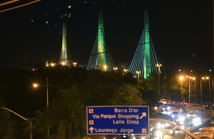 Ponte estaiada iluminado verde e amarelo 100 dias para as olimpíadas (Foto: J. P. ENGELBRECHT/Prefeitura do Rio)