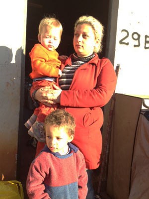 Andressa com dois de seus filhos durante a desocupação (Foto: Roberta Salinet/RBS TV)