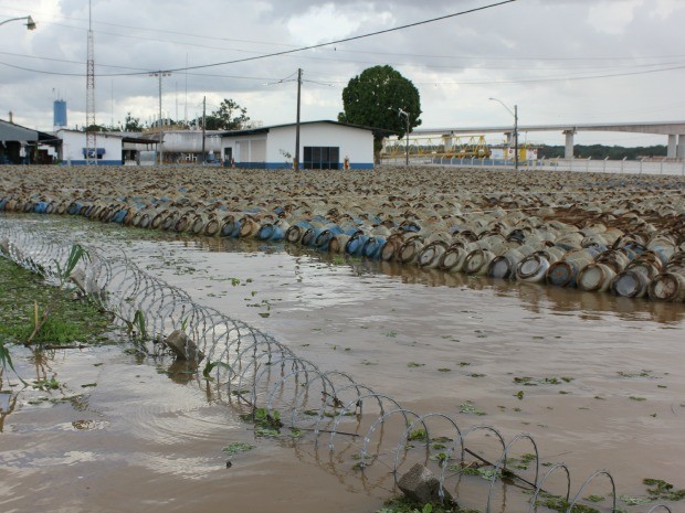 Água invade distribuidora de gás em Porto Velho (Foto: Eliete Marques/G1)