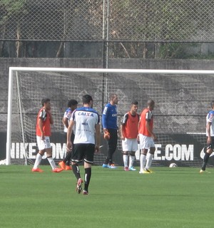 Romarinho faz dois, e reservas do Timão goleiam o sub-17 em jogo-treino