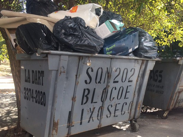 Lixo acumulado nas caçambas de lixos da quadra 202 da Asa Norte após greve dos funcionários de limpeza terceirizados do DF (Foto: Mateus Vidigal/G1) Lixo acumulado nas caçambas de lixos da quadra 202 da Asa Norte após greve dos funcionários de limpeza terceirizados do DF (Foto: Mateus Vidigal/G1)
