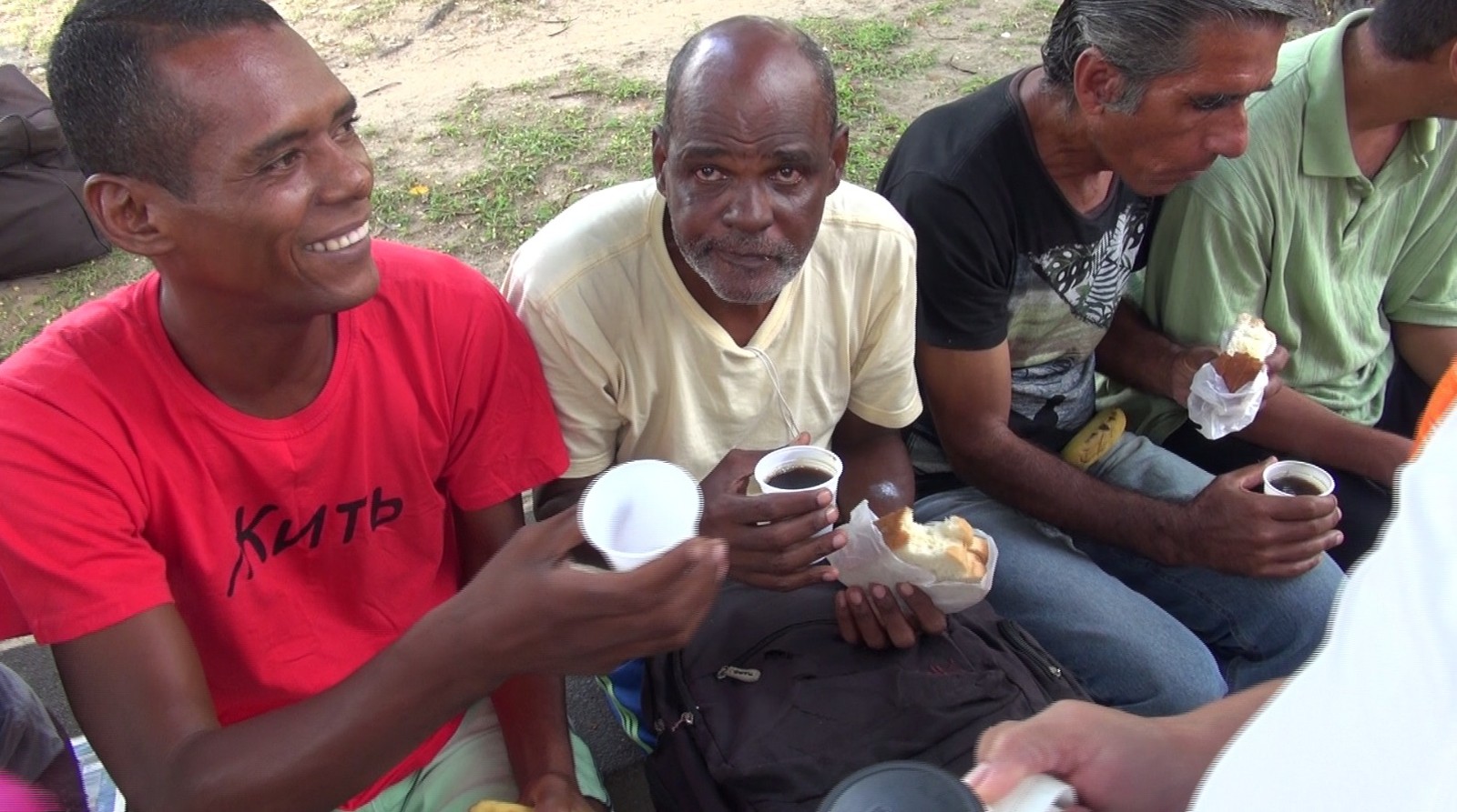 Moradores de rua recebem a primeira refeição do dia de graça no Flamengo (Foto: Bruno Albernaz / G1)