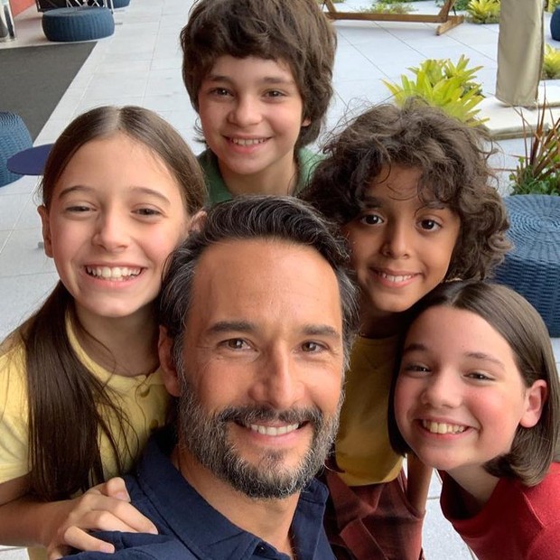 Rodrigo Santoro (Louco) posa com Laura Rauseo (Magali), Kevin Vechiatto (Cebolinha), Gabriel Moreira (Cascão) e Giulia Benite (Mônica) (Foto: Reprodução/Instagram) Rodrigo Santoro (Louco) posa com Laura Rauseo (Magali), Kevin Vechiatto (Cebolinha), Gabriel Moreira (Cascão) e Giulia Benite (Mônica) (Foto: Reprodução/Instagram)