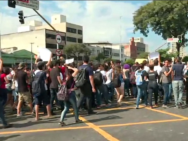 Protesto de estudantes na Avenida Tiradentes, em São Paulo (Foto: GloboNews/Reprodução)