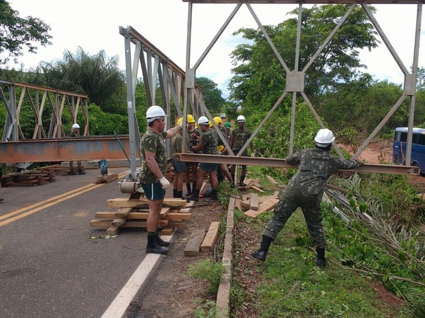 Soldados do Exército trabalham na construção de ponte provisória (Foto: Allan Garcia)