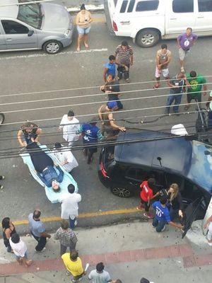 População ajudou a socorrer a mulher que ainda estava inconsciente (Foto: Carol Abelha/VC na TV Sergipe)