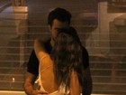 Paolla Oliveira e Joaquim Lopes trocam beijos durante jantar
