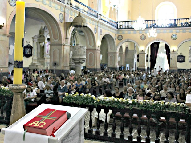 Fiéis lotam catedral de Manaus (Foto: Sérgio Victor/G1 AM)