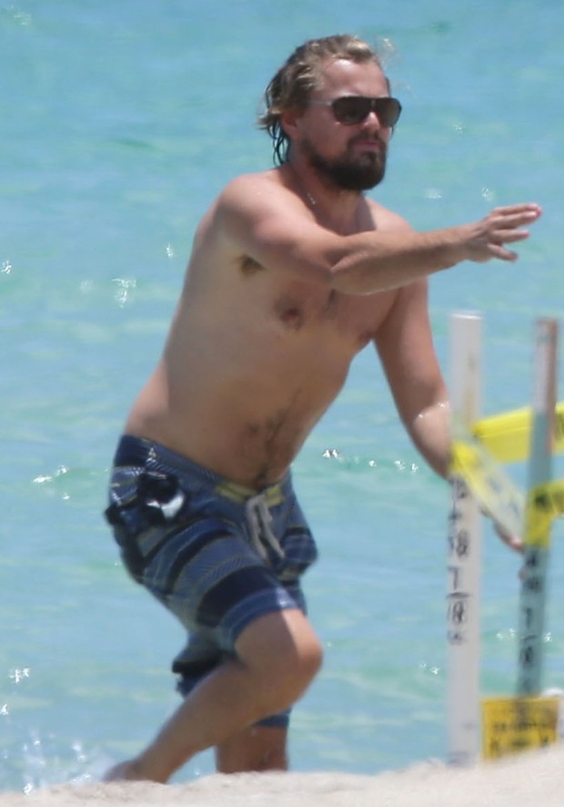 Leonardo DiCaprio em praia em Miami, nos Estados Unidos (Foto: Grosby Group/ Agência)