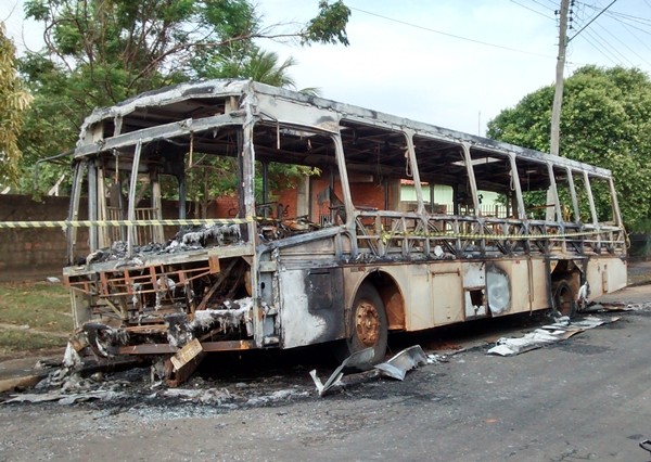 Ônibus ficou completamente destruído pelo fogo (Foto: Everton Vianna / Aplicativo TEM VC)