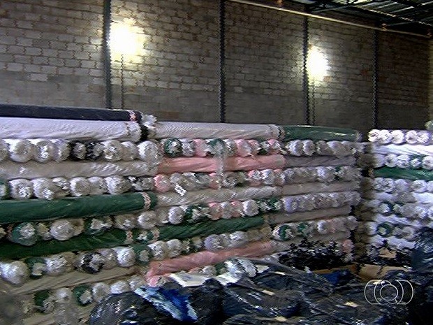 Polícia recupera roupas e tecidos de roubados de lojas de departamento, em Goiânia, Goiás (Foto: Reprodução/TV Anhanguera)