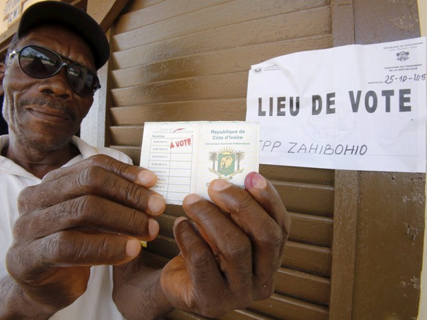 Eleitor mostra seu voto em colégio eleitoral de Zahibohio, oeste da Costa do Marfim, neste domingo (25) (Foto: Reuters/Thierry Gouegnon)