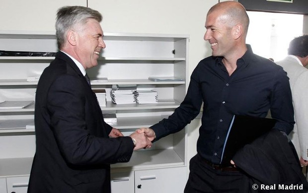 carlo ancelotti zidane real madrid apresentação (Foto: Reprodução / Site Oficial do Real Madrid)