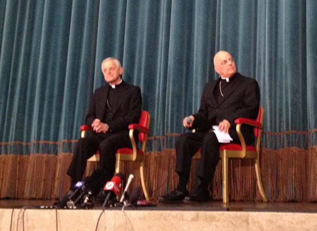Os cardeais americanos Donald Wuerl (à esq.) e Francis George dão entrevista nesta segunda-feira (4) em Roma (Foto: Juliana Cardilli/G1)