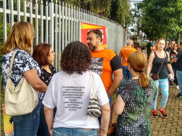 G Professores Protestam E Fecham N Cleos De Educa O No Paran