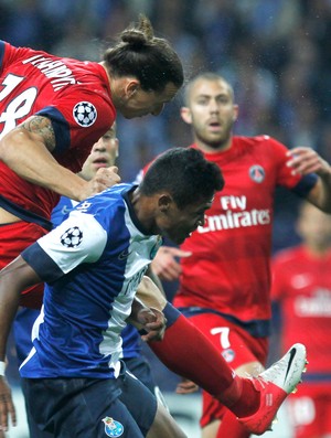 Ibrahimovic e Alex Sandro, Porto x PSG (Foto: Agência AP)