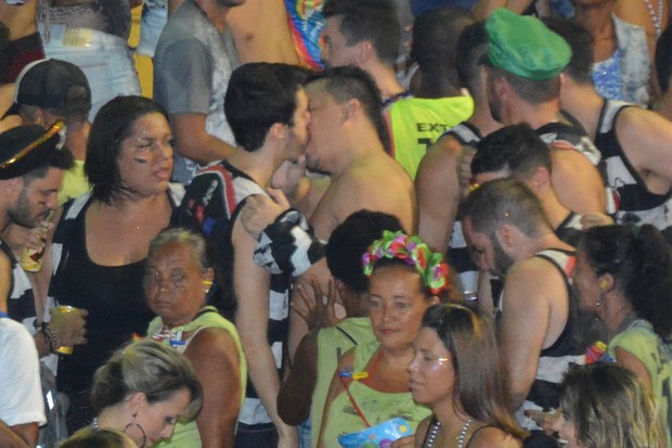 Beijos gay bloco de Claudia Leite (Foto: Júnior Improta/Ag Haack)
