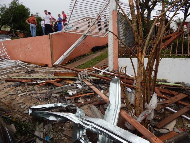 Casa onde estava casal de idosos ficou destruída após tornado em Xanxerê (Foto: Laion Espíndula/G1)